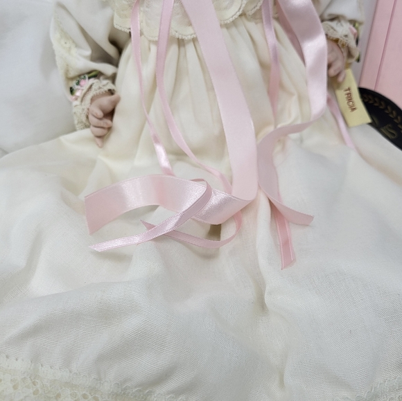 Studio Editions by Dynasty Tricia Porcelain Doll Limited Edition New With COA - Picture 11 of 15